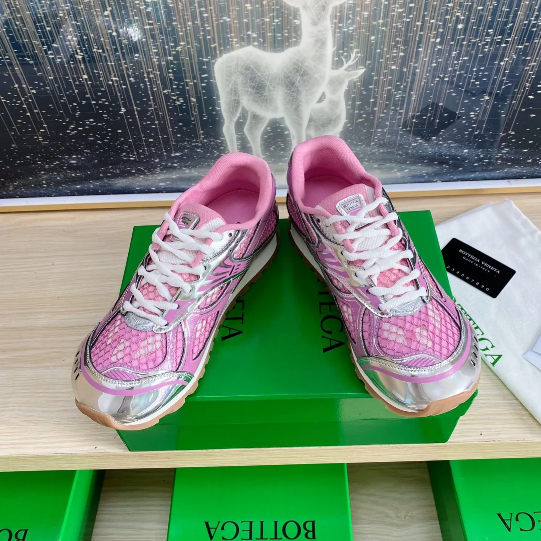 p620🐮🐮High-end version, the original 1:1 couple style new model is on the shelves🔥BV Orbit sneakers Wang Yibo's same style couple's Dad Runner sneakers, made of lightweight technical mesh fabric. Features a geometric patterned rubber outsole. The outsole is made of color-blocked TPU outsole. Size: women’s shoes 35-40, men’s shoes 39-45.
